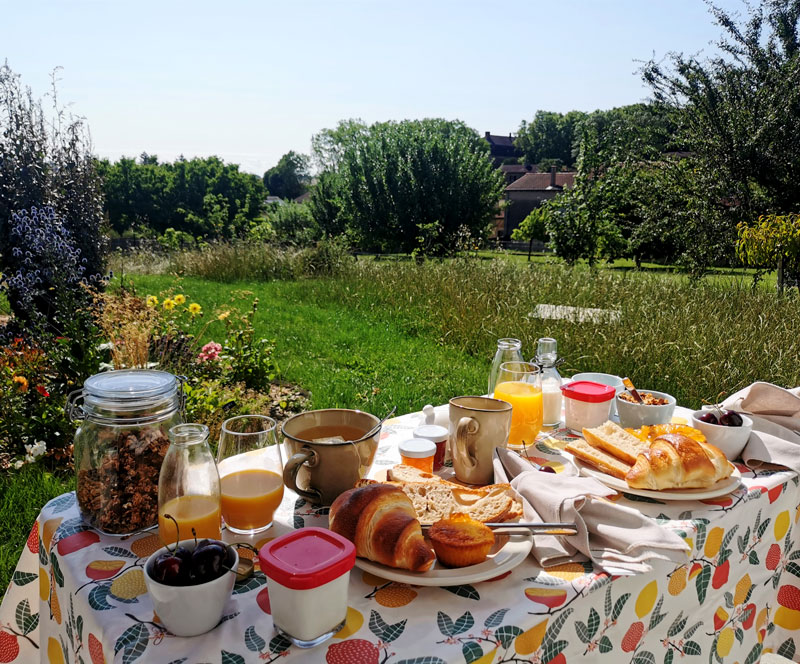 Au-jardin-des-deux-roches-ete-jardin-restauration