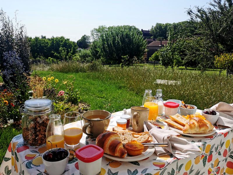 Au-jardin-des-deux-roches-ete-jardin-restauration